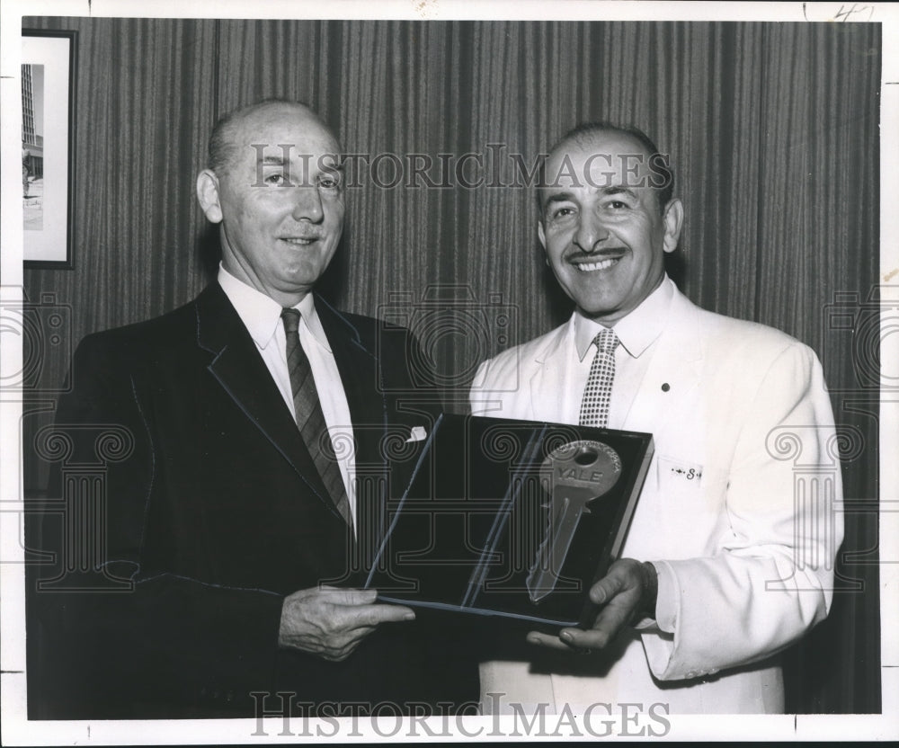 1958 Press Photo Asa Booksh presents The Key to Councilman Victor Schiro- Historic Images