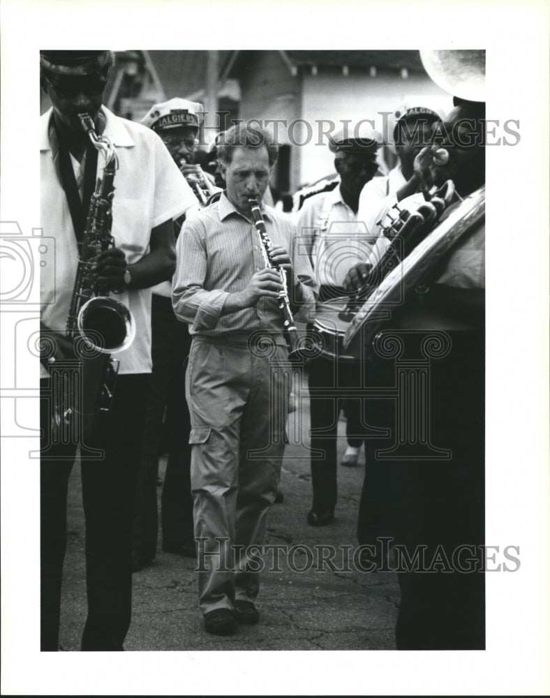 1990 Press Photo Victor Boehlen in jazz funeral procession march in old Algiers- Historic Images