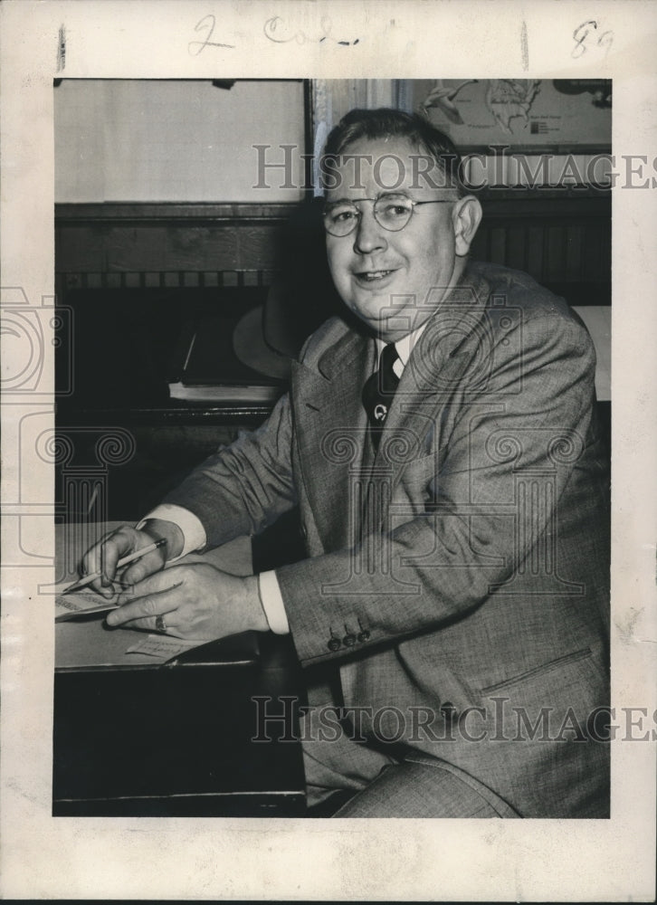 1947 Press Photo Racing Secretary Larry Bogenschutz at the Fair Grounds- Historic Images