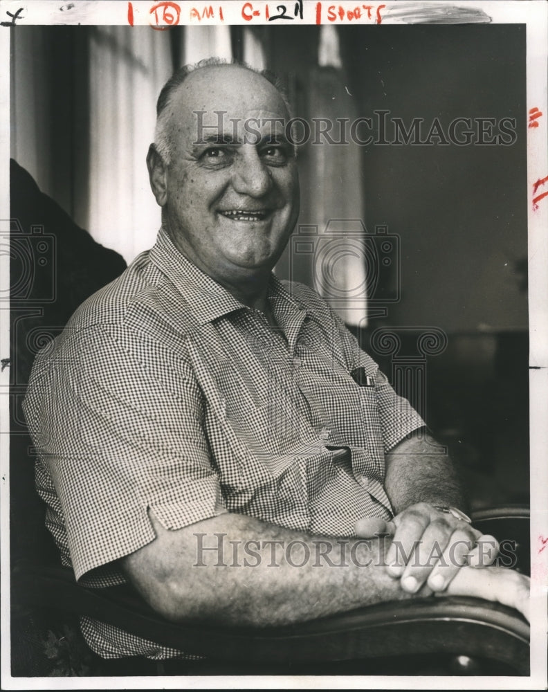 1967 Press Photo H. &quot;Zeke&quot; Bonura, former Major League baseball player at home- Historic Images