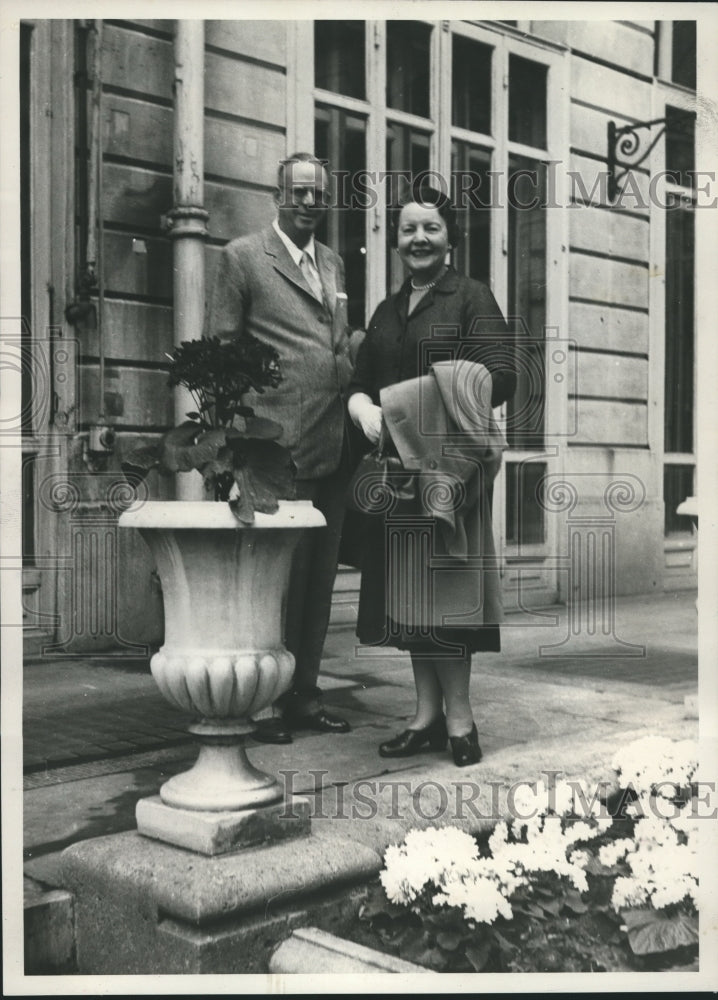 1954 Press Photo Mr. and Mrs. James C. Bolton at the Ritz Hotel, Garden in Paris- Historic Images