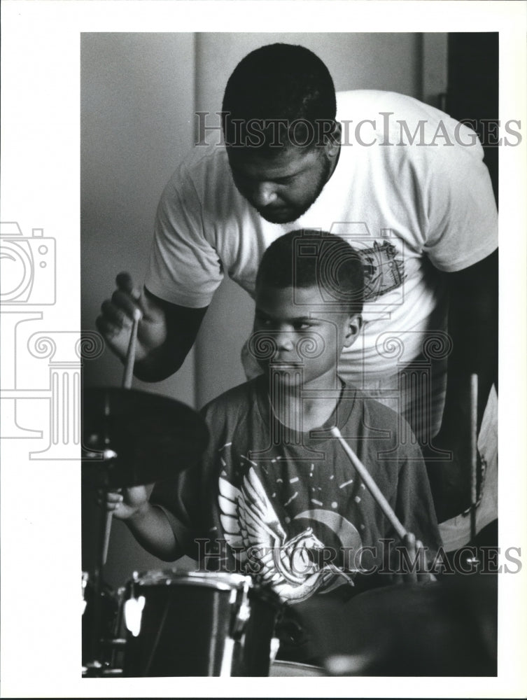 1993 Press Photo Justin Bishop gets hand in Drumming by Teacher Jonathan Bloom- Historic Images