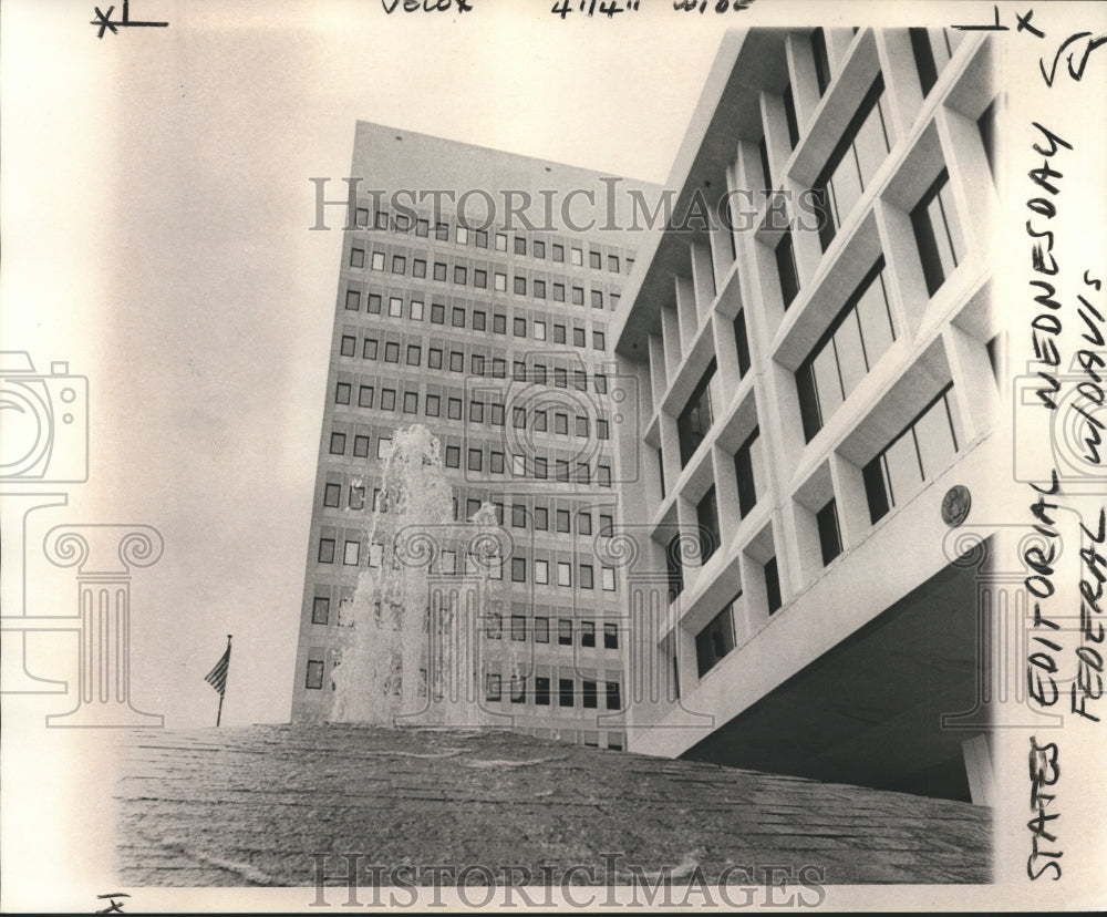  Press Photo A Fountain outside the Hale Boggs Federal Building- Historic Images