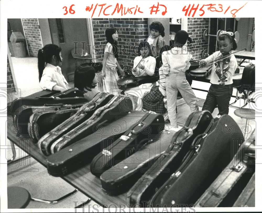 1987 Press Photo All City Elementary Orchestra Students warm up with Instruments- Historic Images