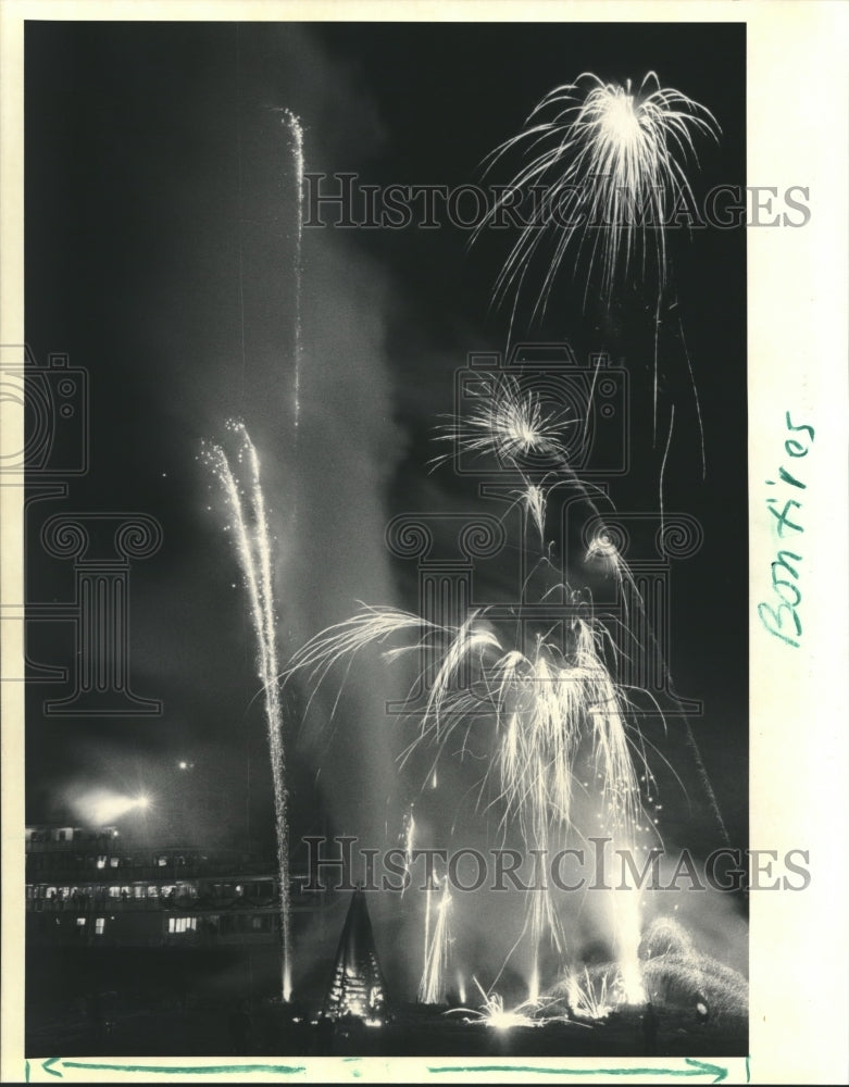 1992 Press Photo Fireworks exploding over Bonfire- Historic Images