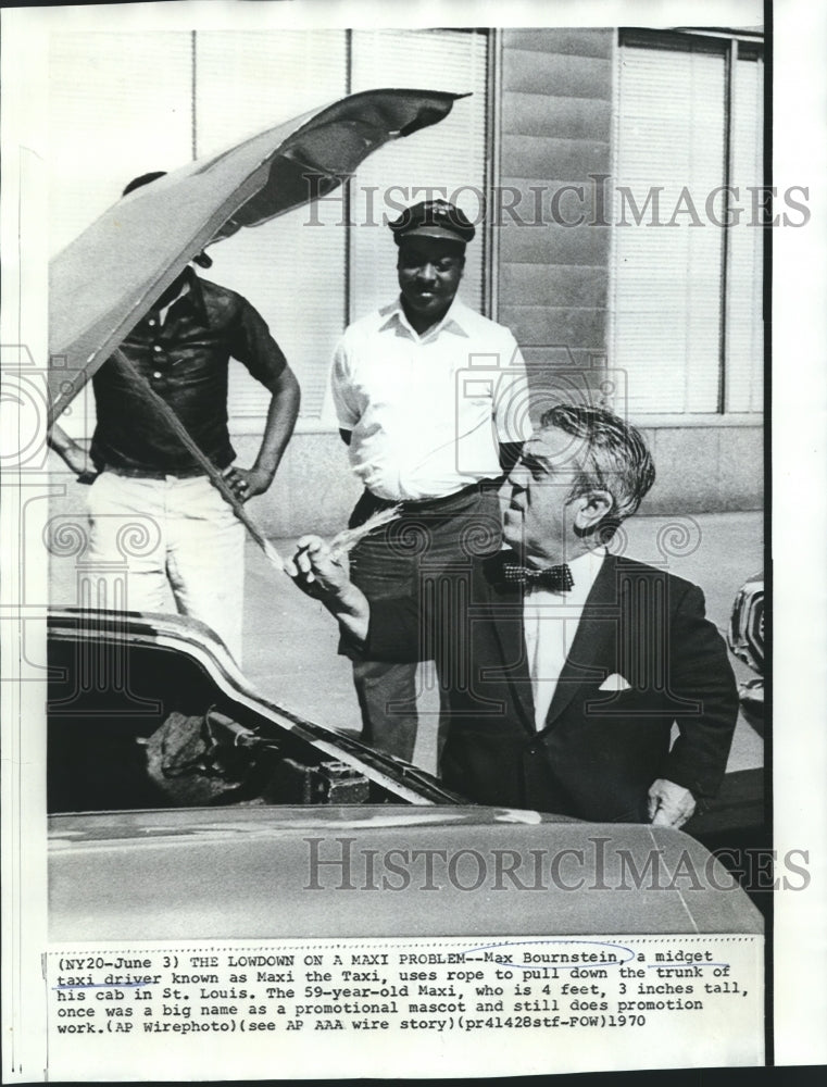 Load image into Gallery viewer, 1970 Press Photo Midget Taxi Driver Max Bournstein uses Rope to Close Cab Trunk
