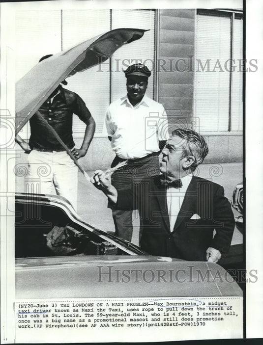 1970 Press Photo Midget Taxi Driver Max Bournstein uses Rope to Close Cab Trunk
