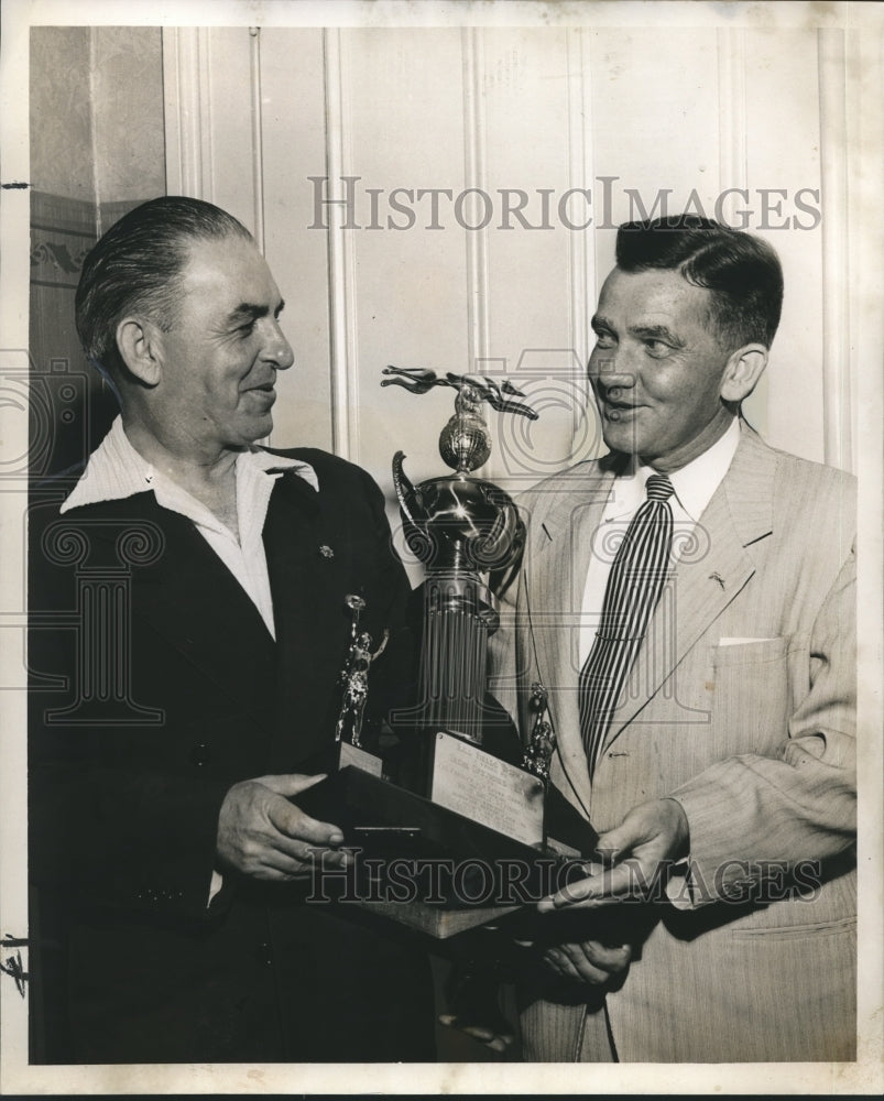 1952 Press Photo W. R. Botkins presents Safe Driving Award to Fred R. Rawle- Historic Images