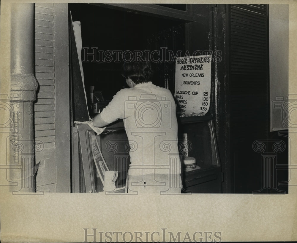 1969 Press Photo Man at a Souvenir Shop on Bourbon Street, New Orleans