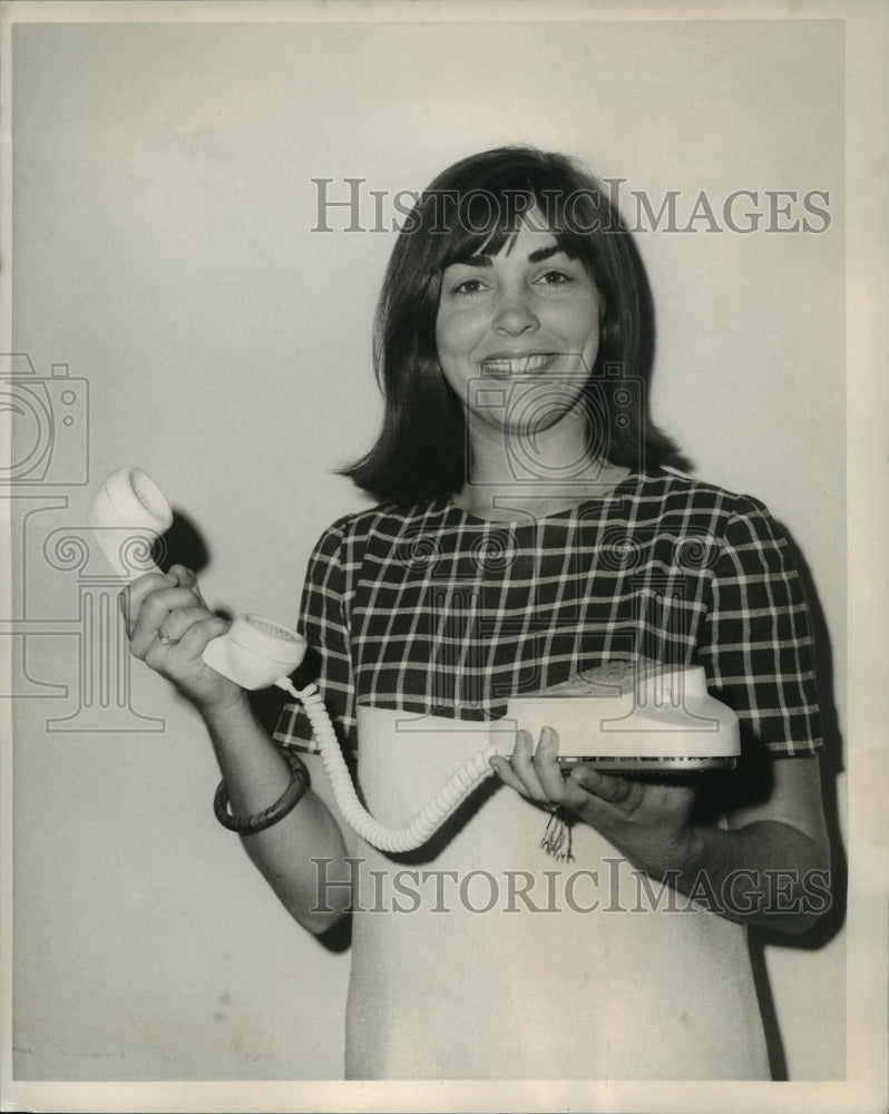 1968 Press Photo Mrs. Kathy Boyd Holding a New Telephone- Historic Images