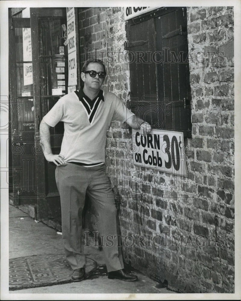 1969 Press Photo Ellis Kagan stands next to his French Quarter vending window- Historic Images