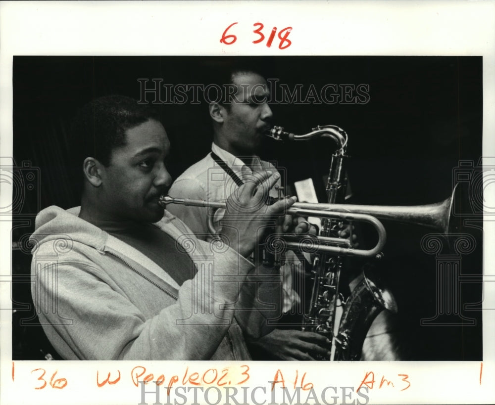 1987 Press Photo Wynton Marsalis and Don Brade perform for students at School- Historic Images