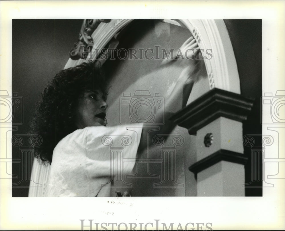 1994 Press Photo Painting Restoration in the Bourbon Orleans Hotel Restaurant- Historic Images