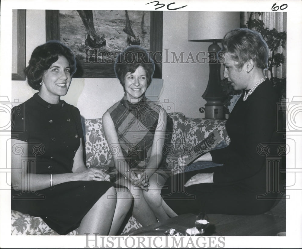 1969 Press Photo A group of three lovely housewives meeting for a cause- Historic Images