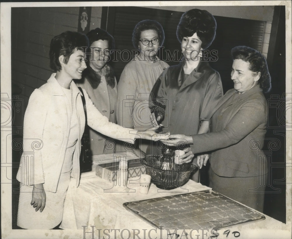 1970 Press Photo Westwego School&#39;s Mothers Club members at Open House