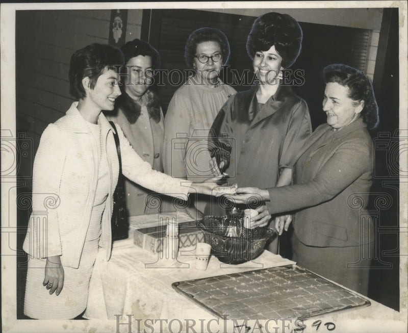 Load image into Gallery viewer, 1970 Press Photo Westwego School's Mothers Club members at Open House
