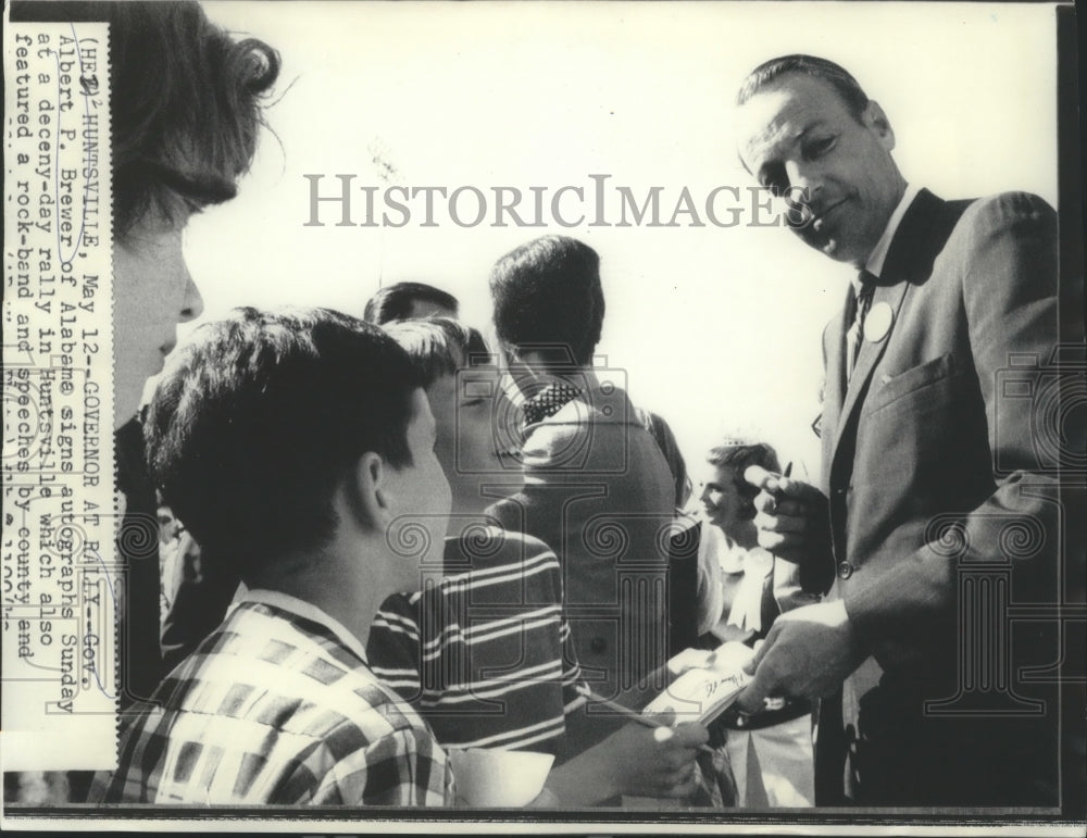 1969 Press Photo Gov. Albert P. Brewer signs autograph at a rally in Huntsville- Historic Images