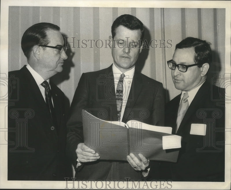 Load image into Gallery viewer, 1969 Press Photo Virgil Boyd and company discuss Tri-University Project
