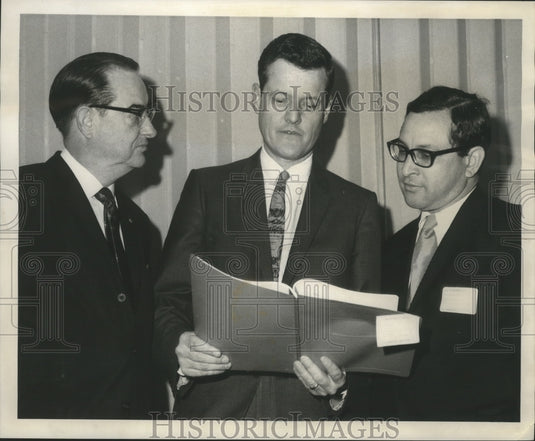 1969 Press Photo Virgil Boyd and company discuss Tri-University Project