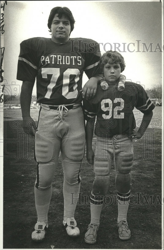 1982 Press Photo John Curtis Patriots defensive tackle-Tom Boyer & Tony Thibault- Historic Images