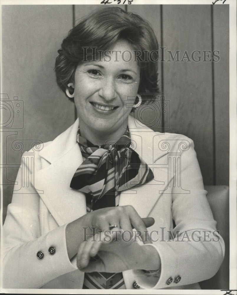 1977 Press Photo Tax Consultant Mary Ann Brennan demonstrates Sign Language- Historic Images