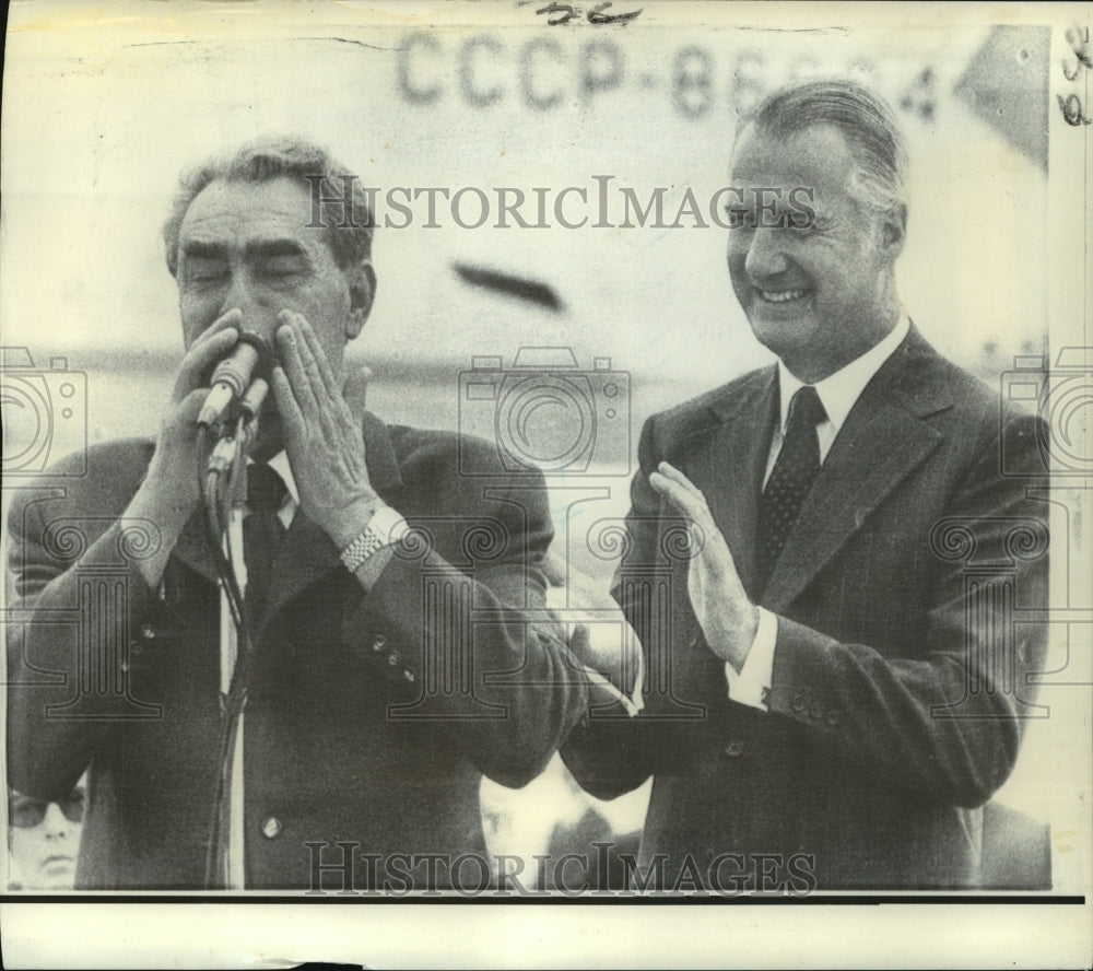 1973 Press Photo Soviet party leader Leonid Brezhnev talks before Plane Boarding- Historic Images