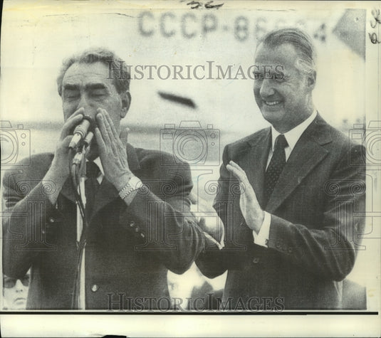 1973 Press Photo Soviet party leader Leonid Brezhnev talks before Plane Boarding- Historic Images