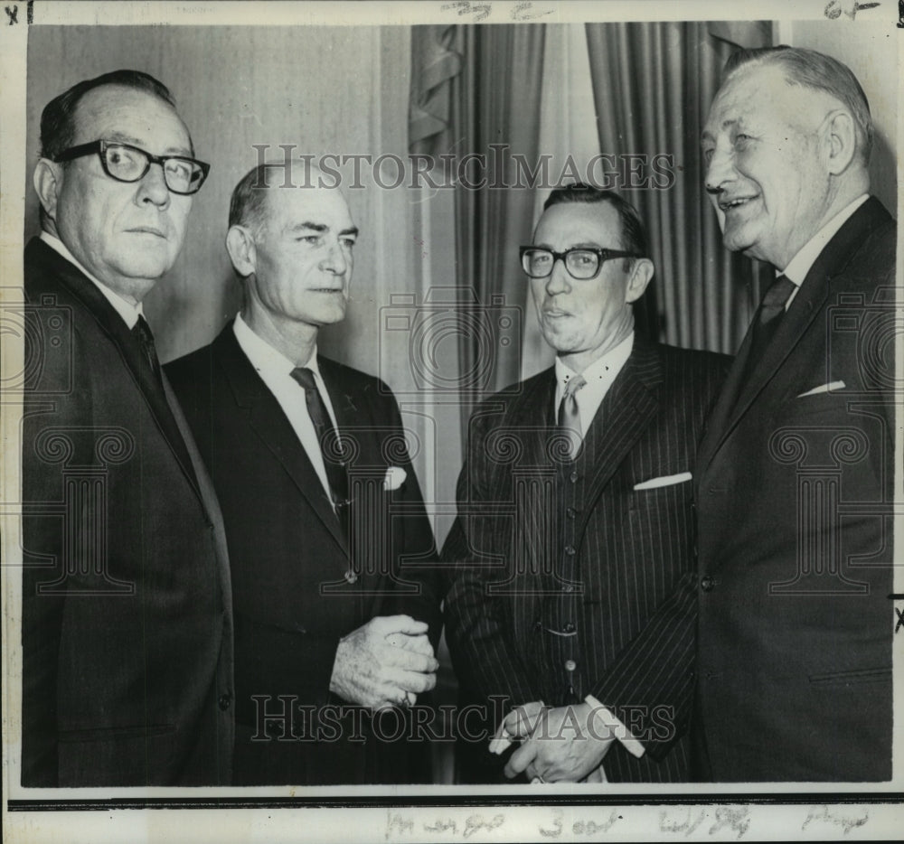 1967 Press Photo Presidents of two railroads chat with Governors after agreement