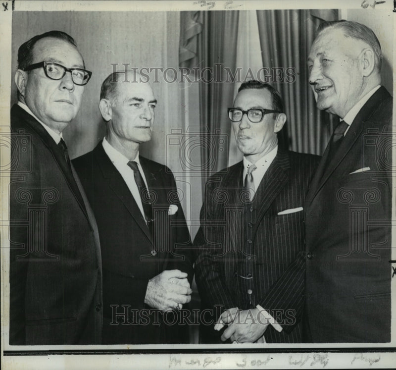 Load image into Gallery viewer, 1967 Press Photo Presidents of two railroads chat with Governors after agreement

