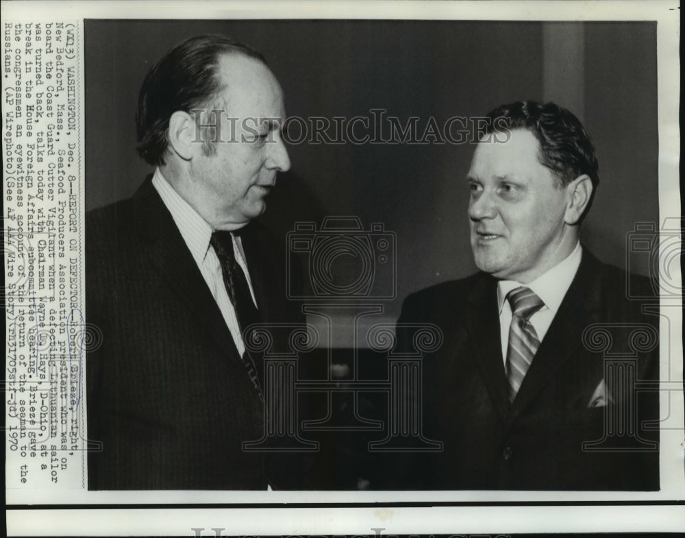 1970 Press Photo Robert Brieze talks with Chairman Wayne I. Hays at Subcommittee- Historic Images