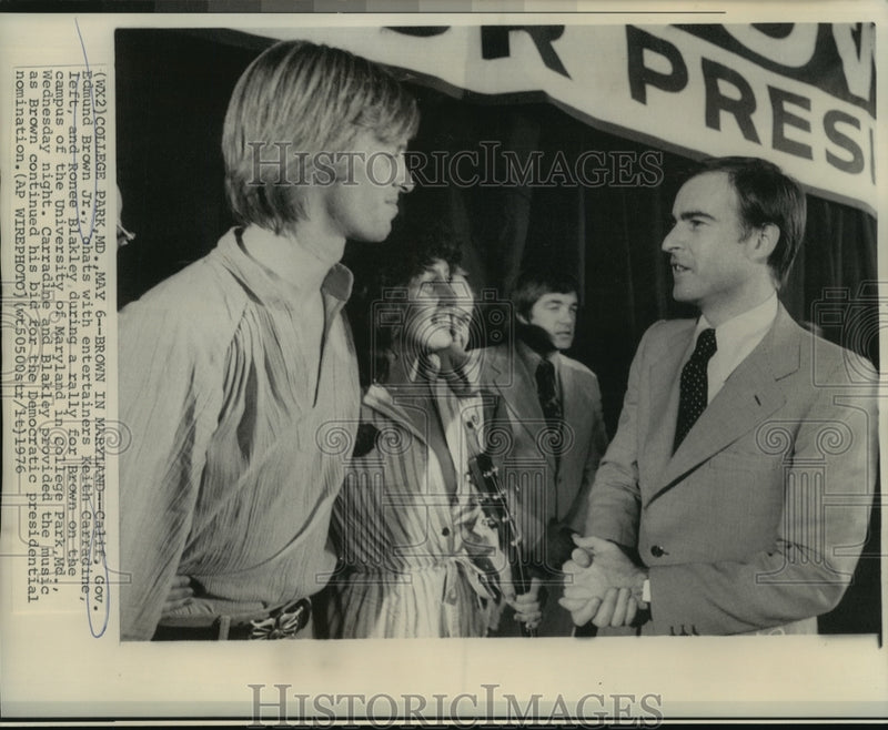 Load image into Gallery viewer, 1976 Press Photo California Governor Edmund Brown Junior chats with Entertainers
