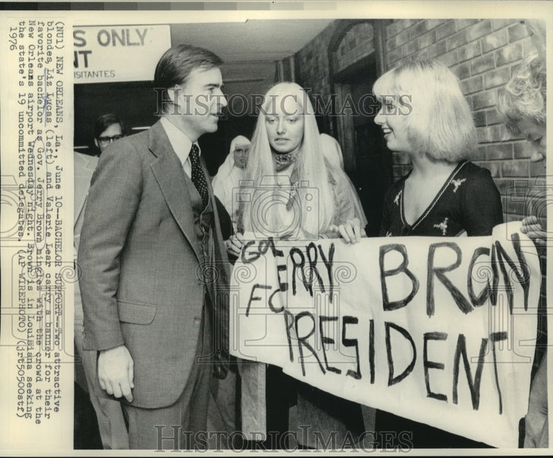 Load image into Gallery viewer, 1976 Press Photo Liz Lucas and Valerie Lear chat with Governor Jerry Brown
