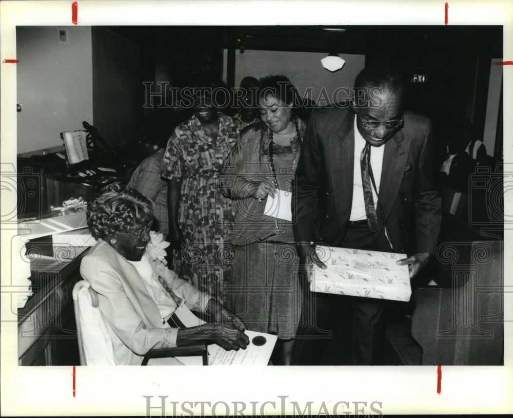 1992 Press Photo Almelda Brown&#39;s 100th birthday celebration at St. Marks Church- Historic Images