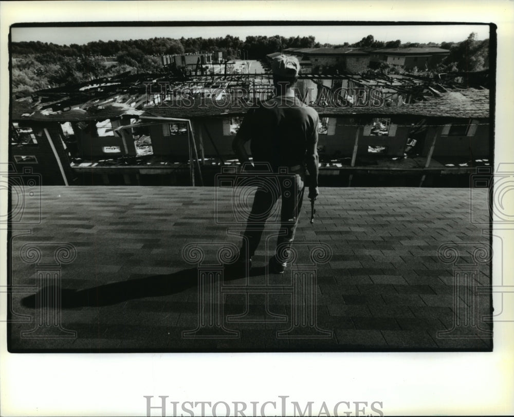 1994 Press Photo Benard Rogers Standing on the Brittany Court Condominium Roof- Historic Images