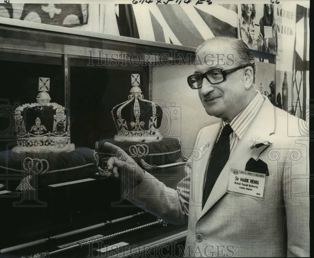 1976 Press Photo Mark Henig of the British Tourist Authority with Crown Replica- Historic Images