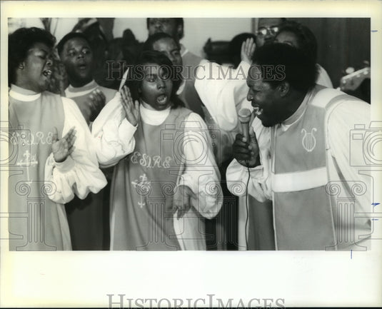 1990 Press Photo Alvin Bridges sings with his choir during it's 21st anniversary- Historic Images