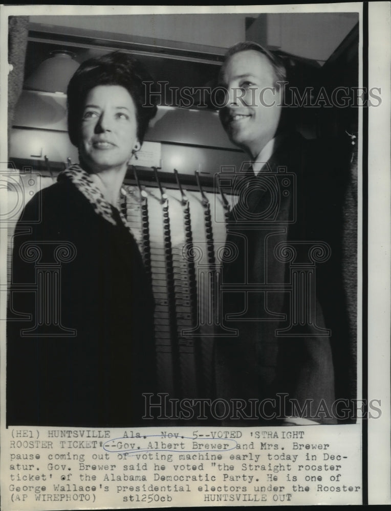 1968 Press Photo Governor Albert Brewer and Wife at Voting Machine in Decatur- Historic Images