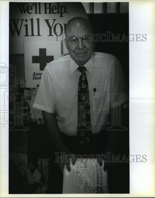  Press Photo Marion Broussard doing volunteer work at Red Cross office- Historic Images