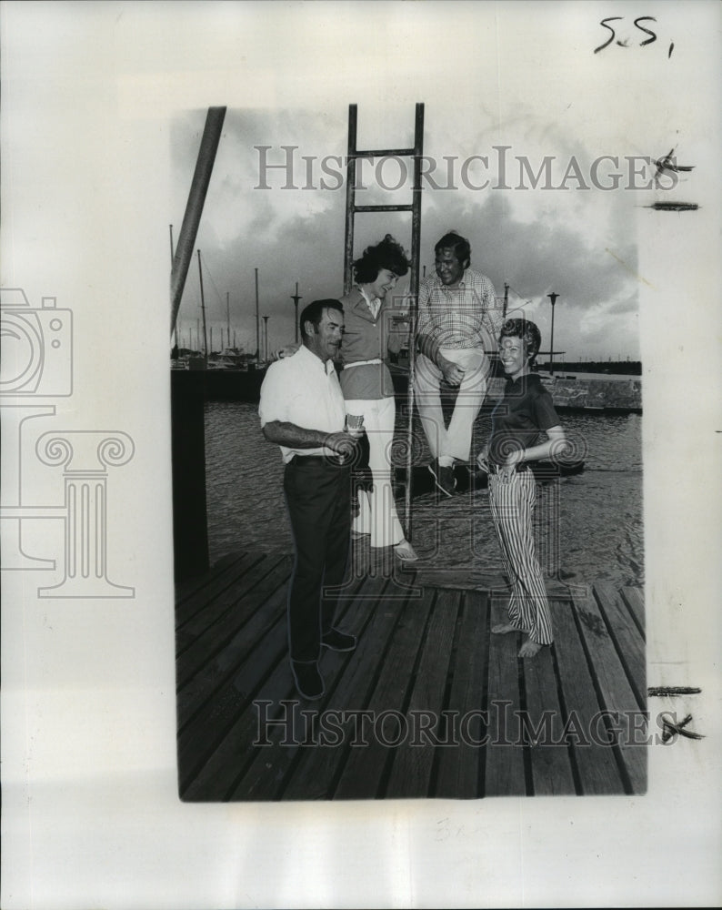 1974 Press Photo Mr. &amp; Mrs. R. Stearns watch race with Mr. &amp; Mrs. Alfred Brown- Historic Images