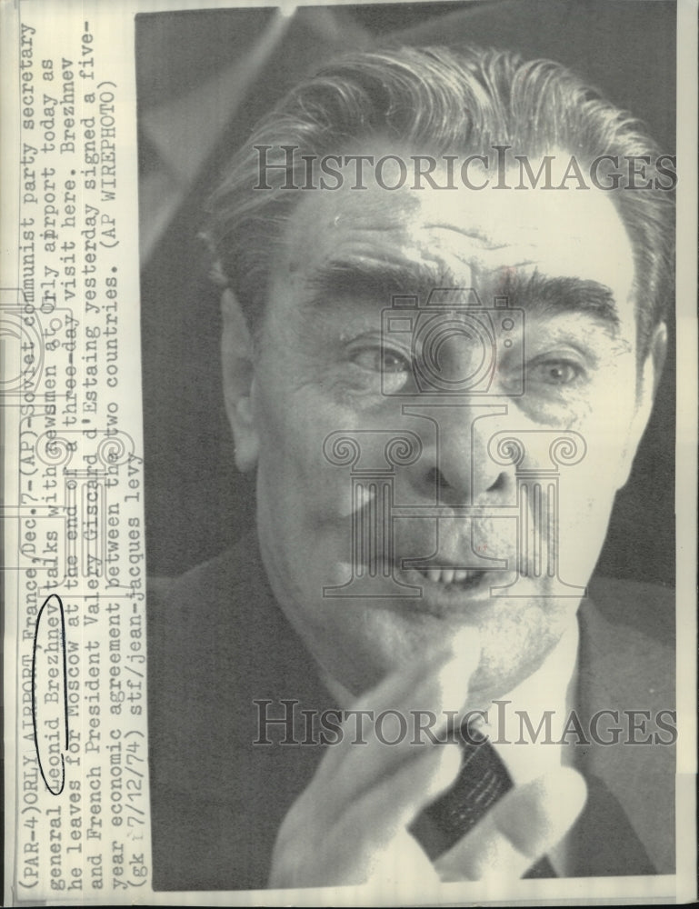 1974 Press Photo Soviet communist party's Leonid Brezhnev at Orly airport- Historic Images