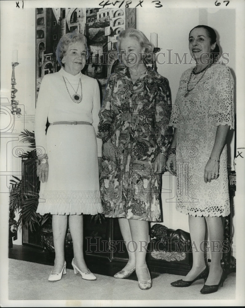 Load image into Gallery viewer, 1975 Press Photo Leaders of Guild of Le Petit Theatre celebrate 25th anniversary
