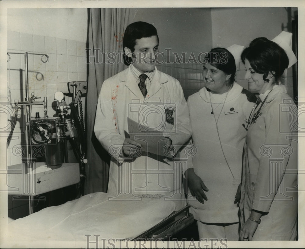 1972 Press Photo Doctor David Brickman, Charlotte Coats, RN, Phyllis Favre, RN- Historic Images