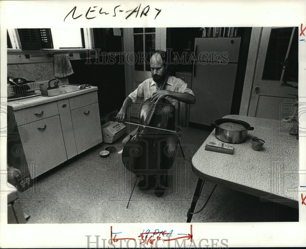 1983 Press Photo Cellist Michael Brinegar Playing Cello in his Kitechen- Historic Images