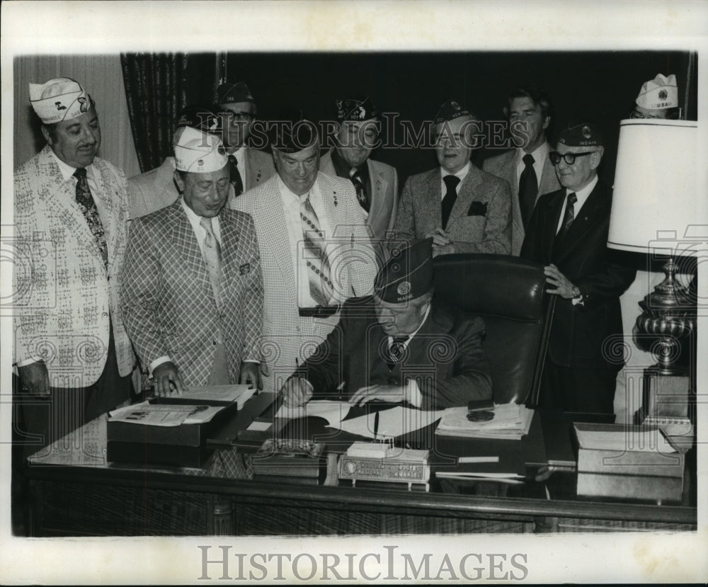 1977 Press Photo Charles Brimmer signs Documents with Others surrounding him- Historic Images