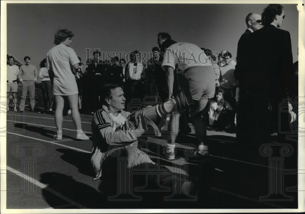 1988 Press Photo George Bush stretches before jog with Texas University Students- Historic Images