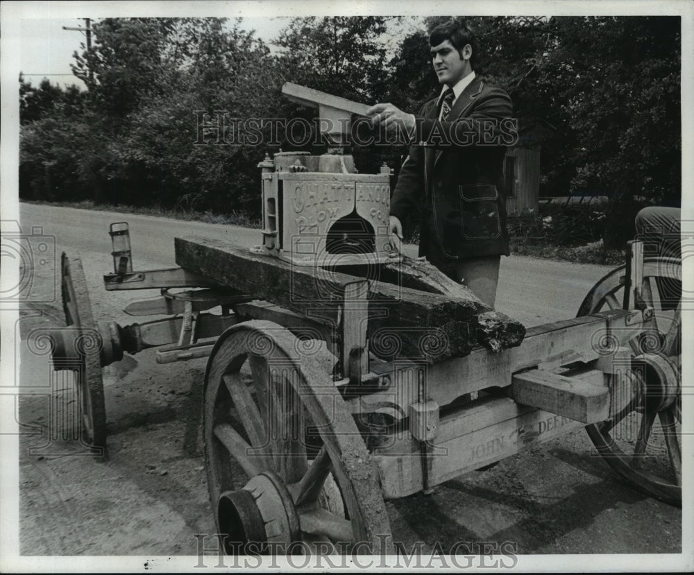 1975 Press Photo Mike Bradshaw has collected a sorghum mill from the late 1800s- Historic Images