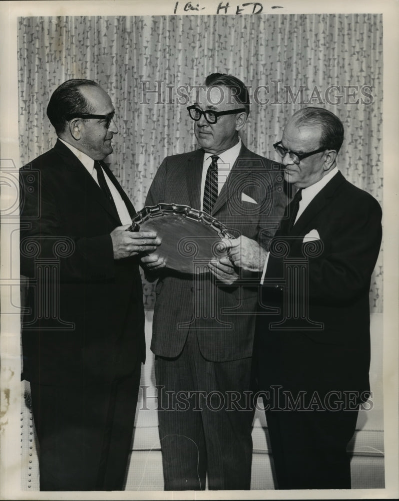 1961 Press Photo Charlie Nutter gets plaque from Consular Corps. executives