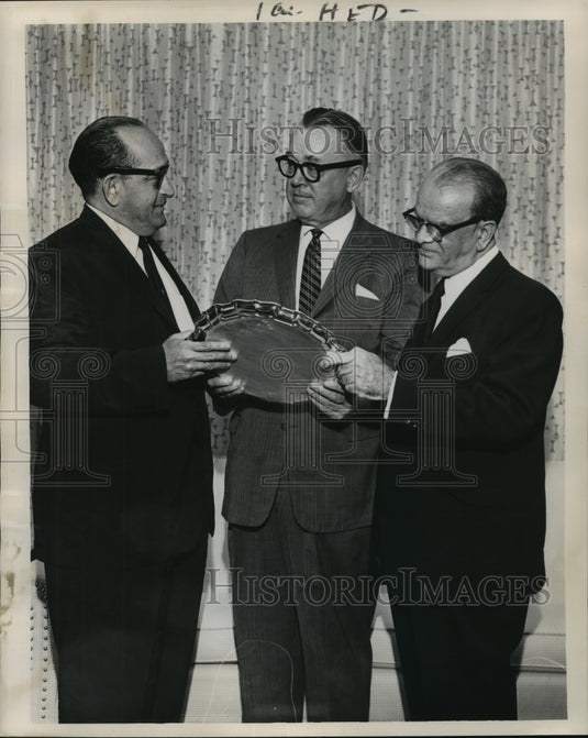 1961 Press Photo Charlie Nutter gets plaque from Consular Corps. executives