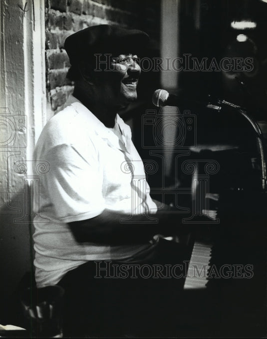 1990 Press Photo Musician Al Broussard plays Piano and Sings- Historic Images