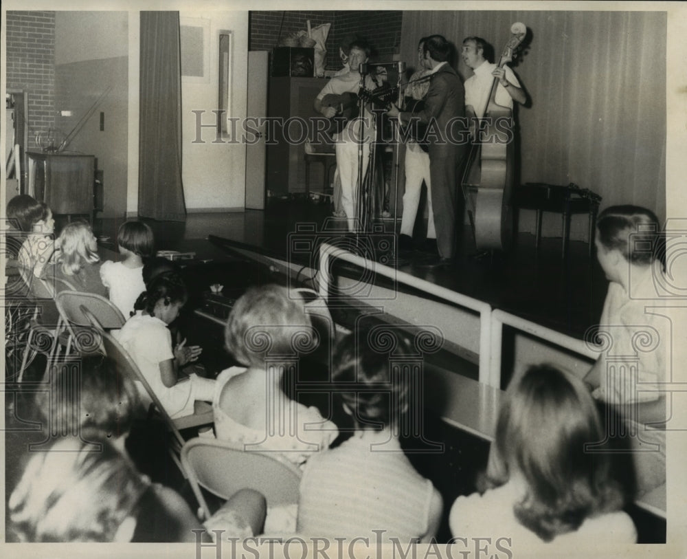 1968 Press Photo The Brothers Four entertain Children at Children&#39;s Hospital